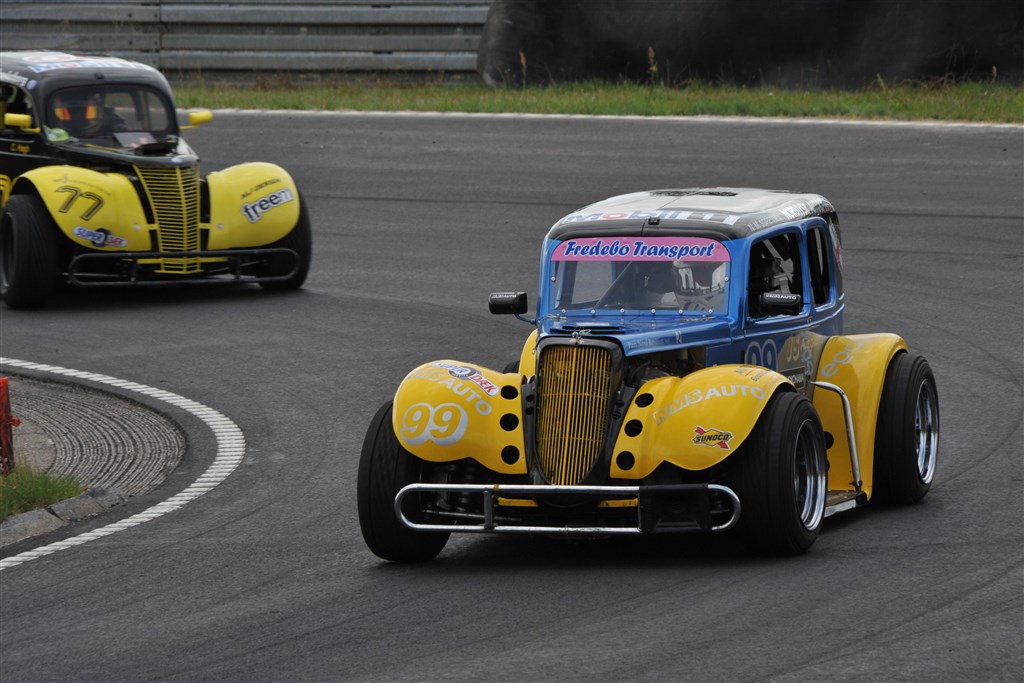 Nicholai Sørensen (99) og Christian Høgh (77) var to af hovedpersonerne ved mesterskabsafdelingen for OK Mobil 1 Legend Car Cup på Ring Djursland
(Foto: Morten Alstrup)